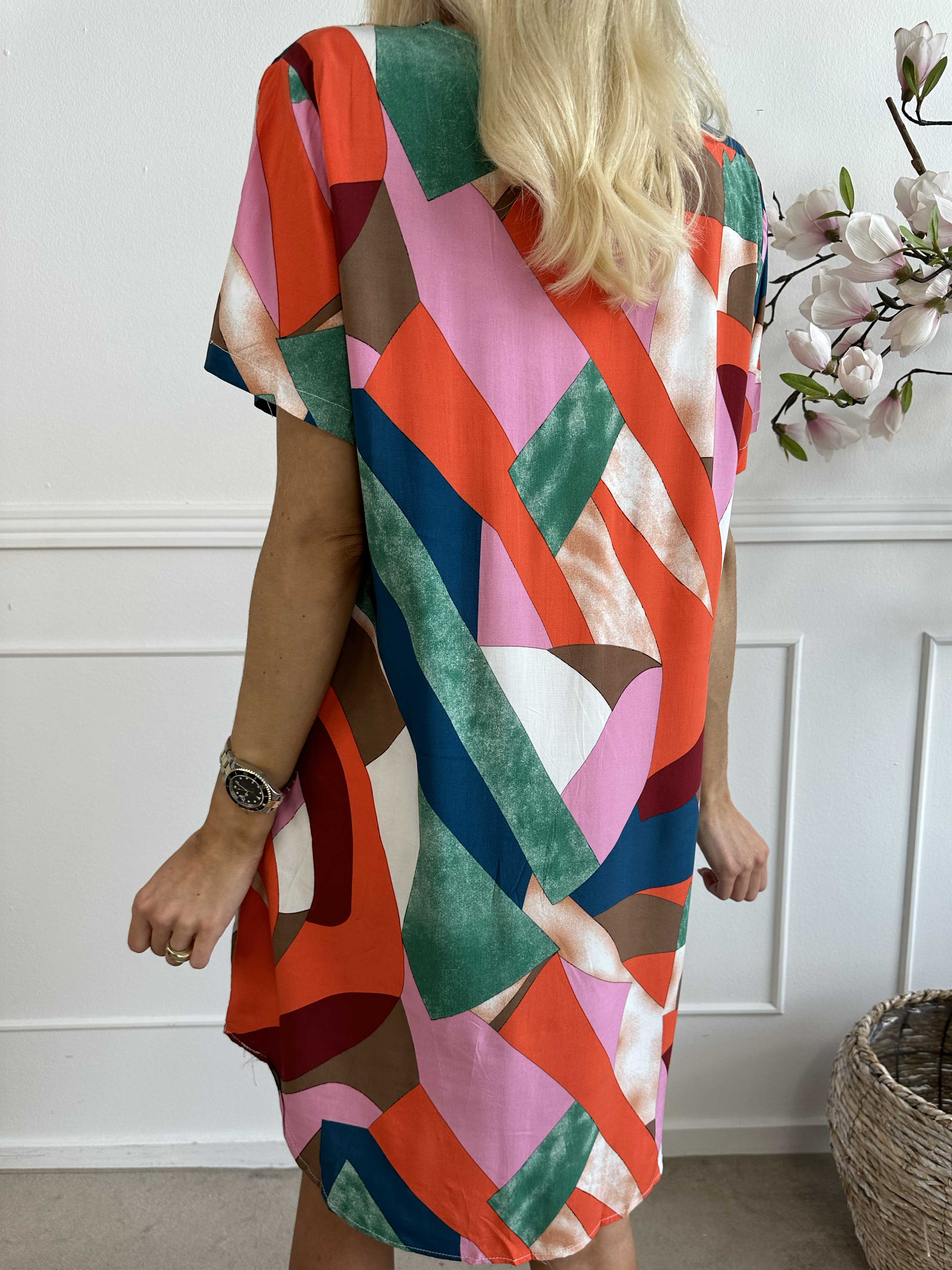 Hilja - Multicolor klänning med v-ringad viskos